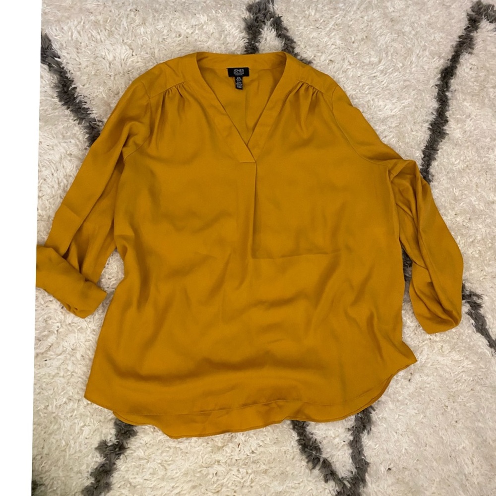 MAKE AN OFFER✨❗️EVERYTHING MUST GO❗️✨ Jones New York Vneck blouse